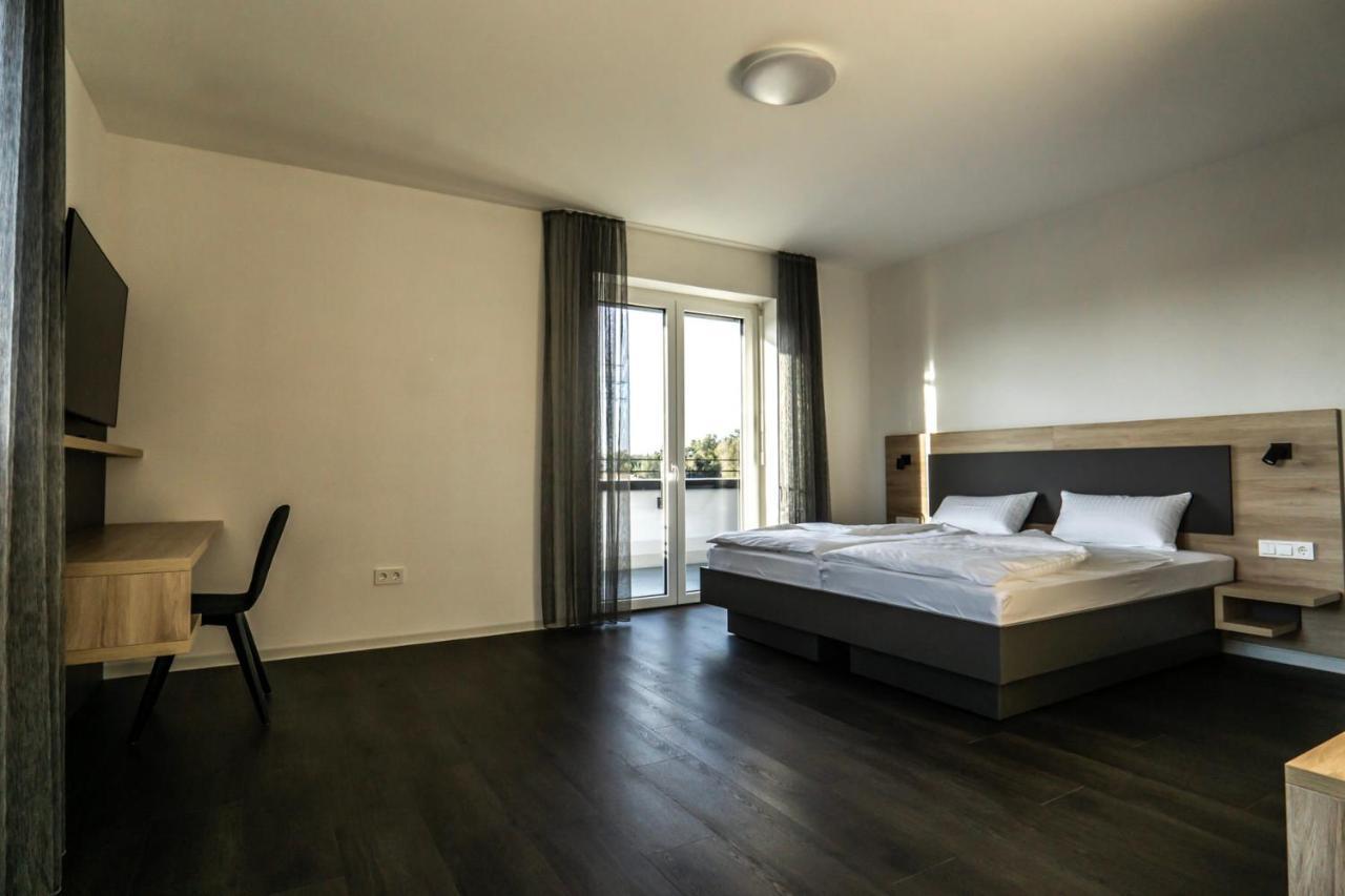 Апарт отель Boardinghouse Karlsdorf-Neuthard Экстерьер фото